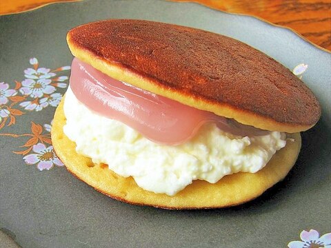 クリームたっぷり桜どら焼き